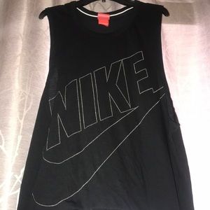 Nike women’s shirt size M
